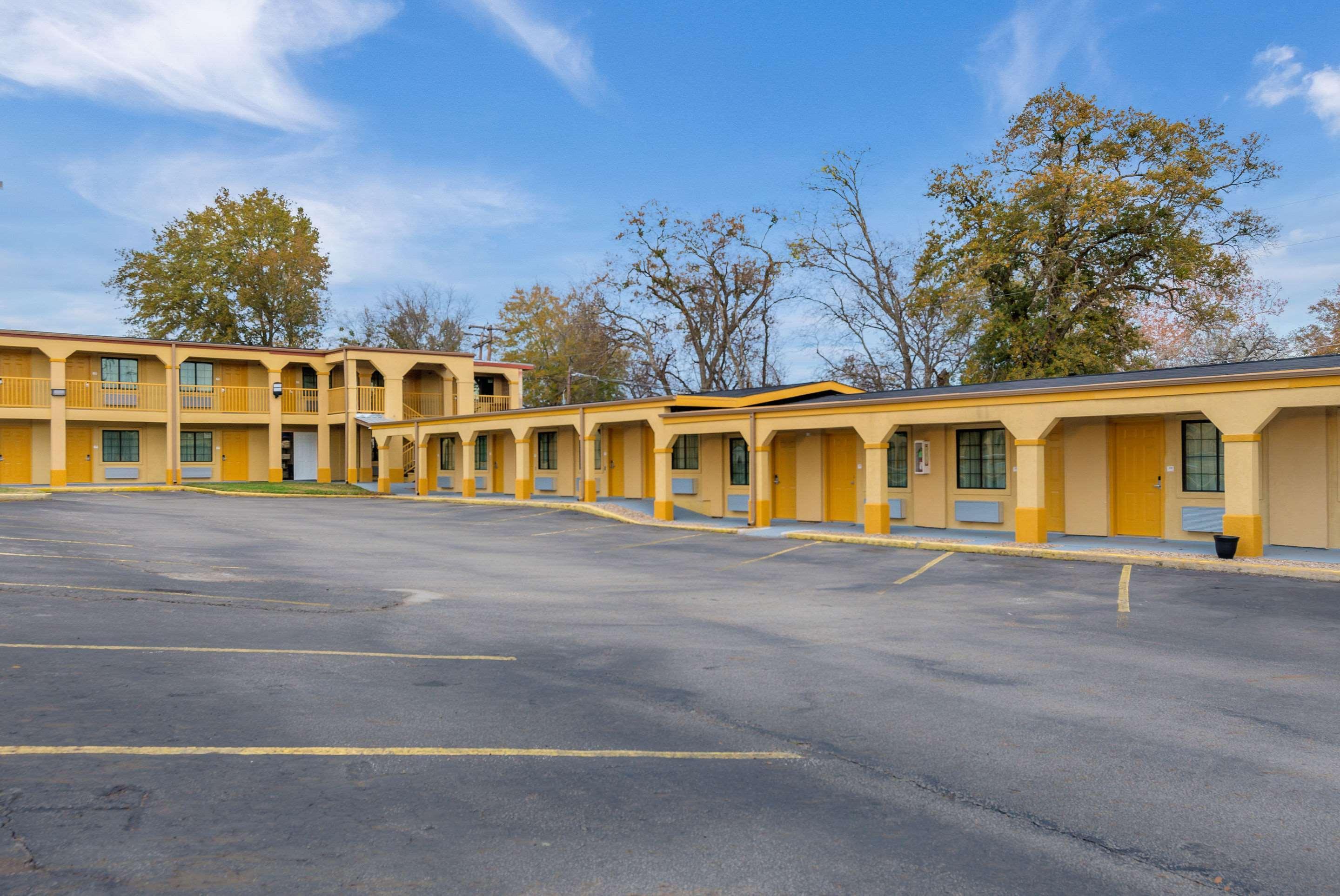 Super 8 By Wyndham Palestine Tx Otel Dış mekan fotoğraf