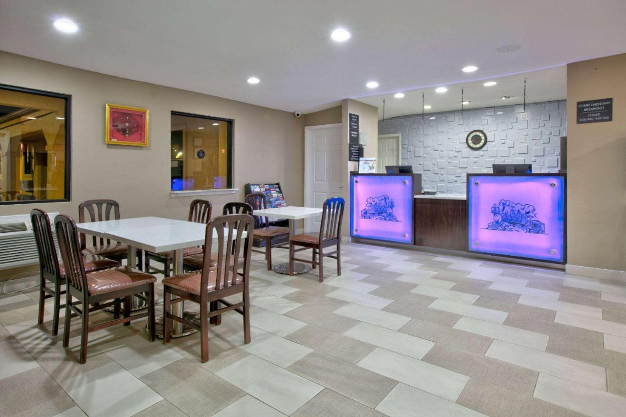 Super 8 By Wyndham Palestine Tx Otel Dış mekan fotoğraf